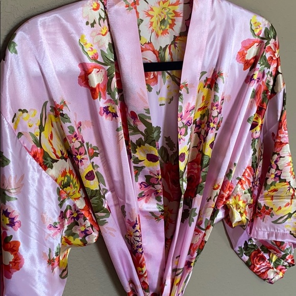 Robe - Picture 2 of 3